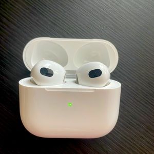 Apple AirPods 3 w/MagSafe Charging Case